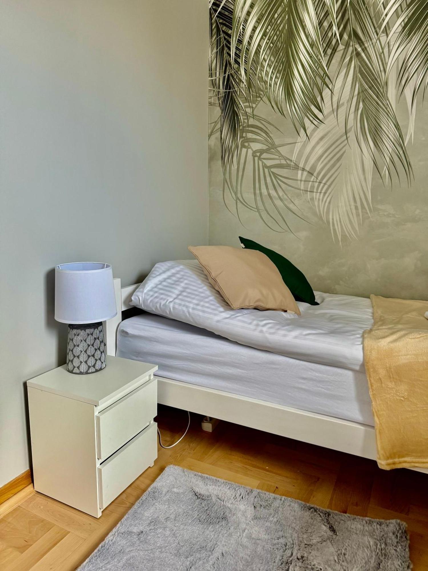 Blue Zone With Free Parking, Balcony And Garden Apartment